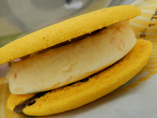 ミニオンクッキーサンド：バナナアイス&フルーツ